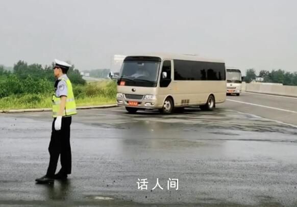 警方回應市級觀摩團乘無牌大巴上路 具體情況需匯報領導后回復