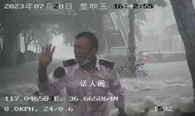 老人被沖倒 公交司機用車擋住激流