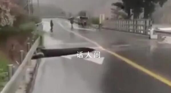 北京十渡水位暴漲橋梁被沖塌 給當地居民和游客帶來了極大的不便