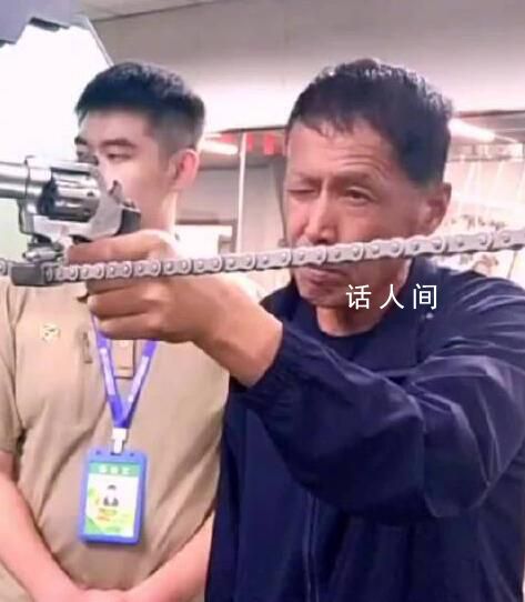 退役老人逛射擊館槍槍10環(huán) 連射五槍
