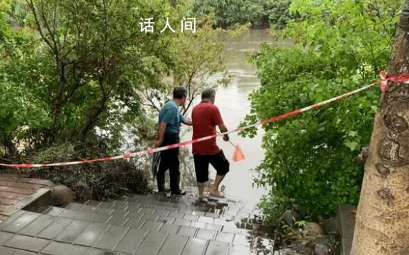 北京涼水河暴漲 仍有人越線撈魚