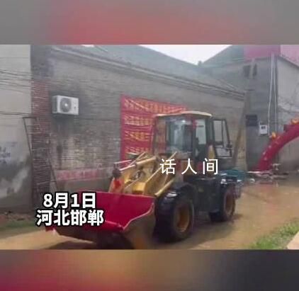 河北小伙結(jié)婚當(dāng)天開鏟車接新娘 網(wǎng)友：鏟車也沒想到有天會接新娘