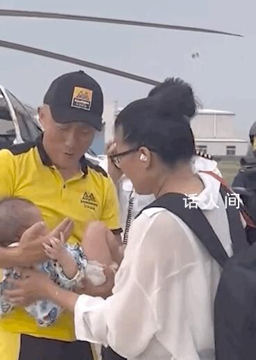 洪水中4個月大嬰兒被直升機吊起 空中救援有哪些難忘瞬間