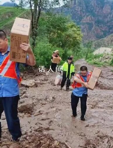 被困列車旅客稱曾6人分1瓶水 列車上有人成了主心骨