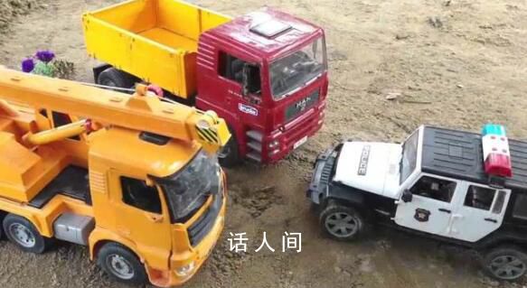 鏟車司機(jī)送市民過積水收20元引爭議 鏟車司機(jī)的做法引熱議