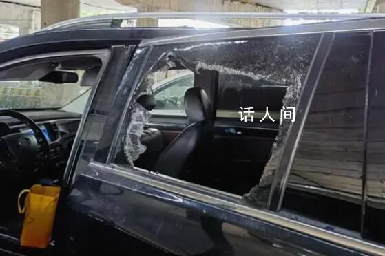 女子將娃悶車內睡覺2小時后崩潰報警 民警趕到后果斷用警棍破窗