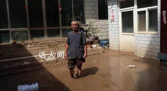 洪水回落后 村民光腳蹚淤泥回家看看