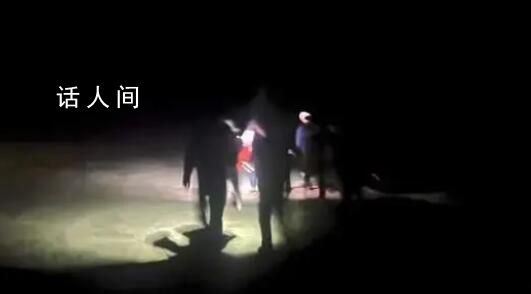 一家8口被困荒漠 網友怒了