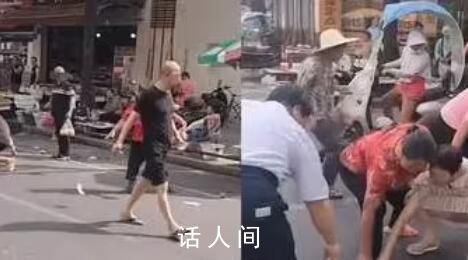 男子邊走邊撒百元鈔票引路人哄搶 真的是十分的不道德