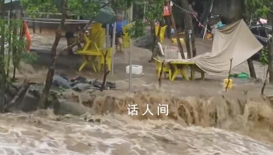 廣西上林突發(fā)山洪 游客慌忙逃離