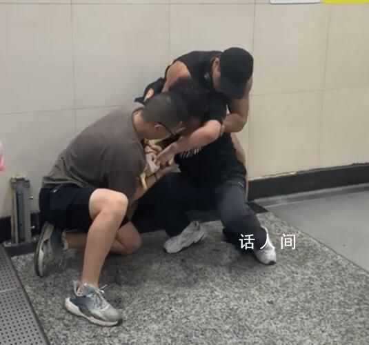 重慶一男子偷拍女生被市民控制 目前已被行政拘留
