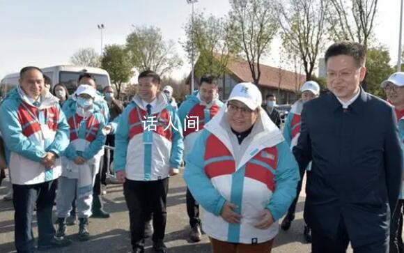 韓紅團隊捐贈黑龍江80輛救護車 離開時受到隆重歡送