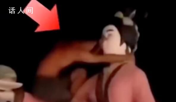 男子爬上雕塑撫摸親吻 派出所回應(yīng)