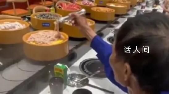 爸爸第一次吃自助火鍋滿臉拘謹 網友：我們踩在父母肩上看世界