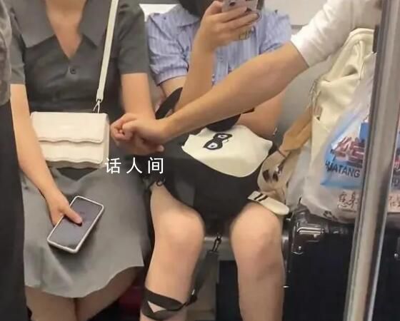 情侶地鐵上隔人坐仍手拉手 中間女生吃了一嘴狗糧