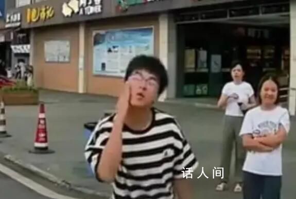 男子服務區(qū)按喇叭遭男孩挑釁 男孩扔紙巾和多次動作挑釁