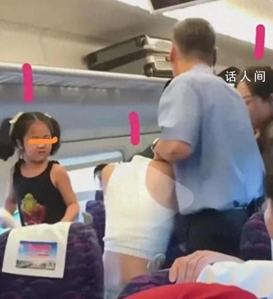 女子與母女倆高鐵上吐口水互毆 其中尤其引人注目的是一位五歲的小女孩