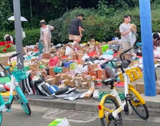 高校禁快遞入校 包裹堆積成山