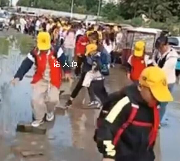 學生踩磚頭走泥路入校 學校回應