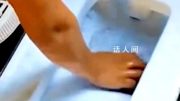 幼兒園老師徒手擦便池被贊很敬業(yè) 這一舉動引發(fā)了網(wǎng)友的不同看法