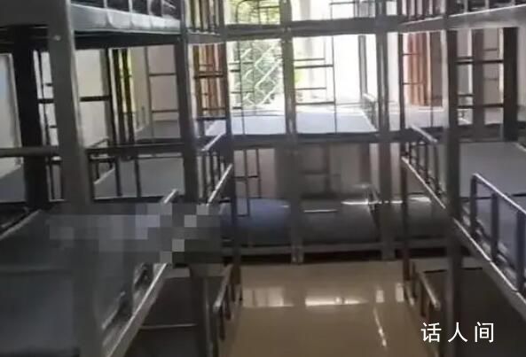 河北一小學(xué)宿舍現(xiàn)三層床鋪 一個(gè)宿舍能住30多個(gè)人看起來(lái)十分壓抑