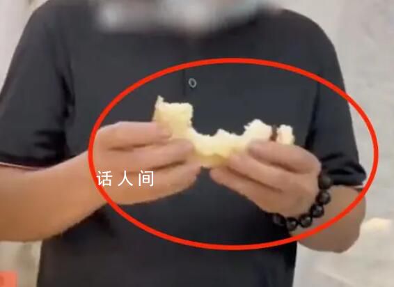 女子買到發(fā)霉面包店員當場吃下 引發(fā)了關注