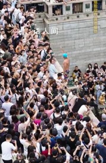 多人跟風天津大爺跳水暈厥 最后被大爺們救起