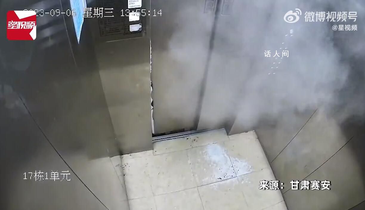 實拍:大媽拿鐵架擋門“卡爆”電梯