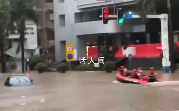 廣州暴雨后嚴(yán)重內(nèi)澇:積水沒過車窗