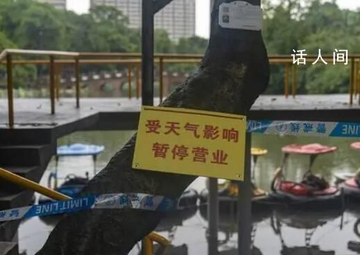 暴雨后的動物園:猛獸顯得暴躁