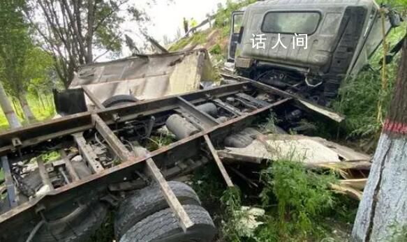 貨車爆胎側(cè)翻司機(jī)因貓丟了大哭 民警做好后方預(yù)警一邊穩(wěn)定駕駛?cè)饲榫w一邊幫著尋貓