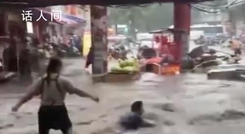 西安突降暴雨 2名商販急流中被沖倒