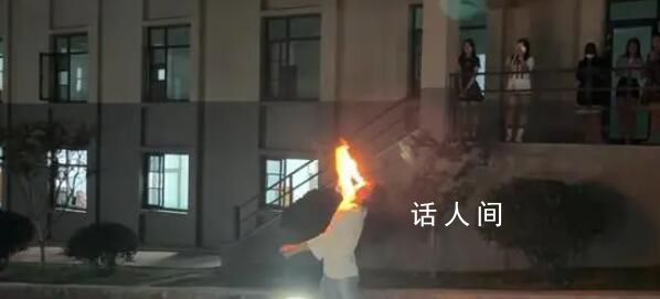 男生校內(nèi)表演噴火:練了十來年