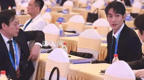 朱一龍張頌文像極了上課的你 兩位演員這么努力學習真是太敬佩了