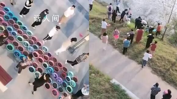 多人在河邊轉圈念經 放生百余盆蝸牛