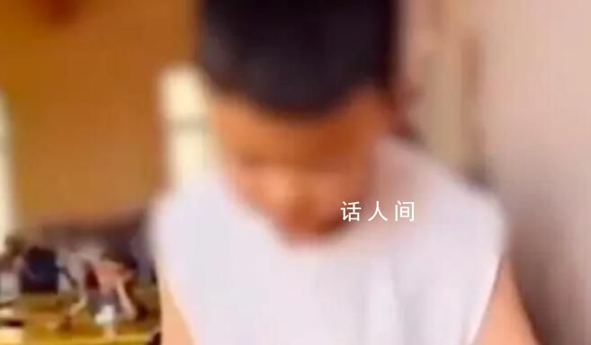 幼師恐嚇排隊小朋友 還讓假笑擺拍