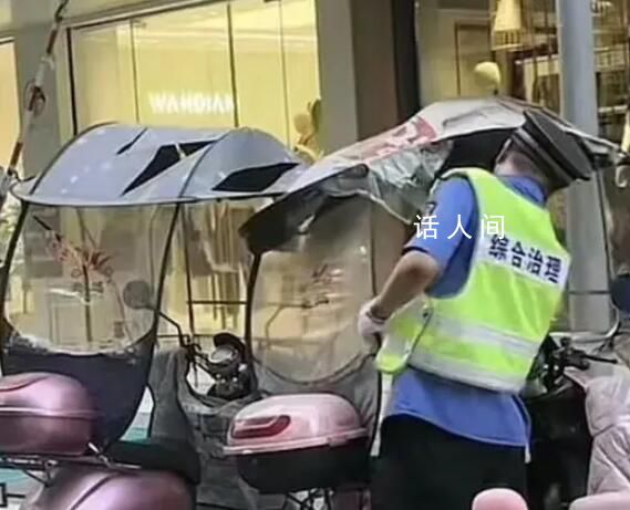 重慶回應城管劃破多個電動車防雨棚 已對涉事執法人員進行了嚴厲批評教育