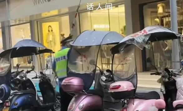 重慶回應(yīng)城管劃破多個(gè)電動(dòng)車防雨蓬 已對(duì)涉事執(zhí)法人員進(jìn)行了嚴(yán)厲批評(píng)教育