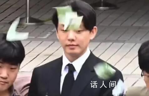 被錢砸中的劉亞仁 劉亞仁仍舊面不改色情緒十分穩(wěn)定