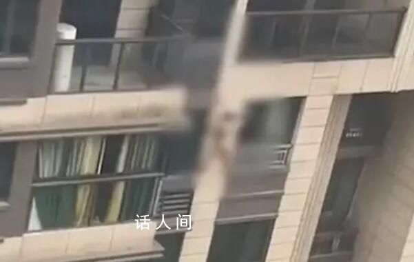 官方回應(yīng)“男子赤身裸體趴在6樓外” 報警群眾稱其情緒不佳欲輕生