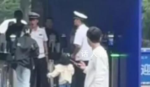 保安被女子扇耳光后拎其脖子猛摔在地 工作人員稱女子和保安正在派出所處理此事