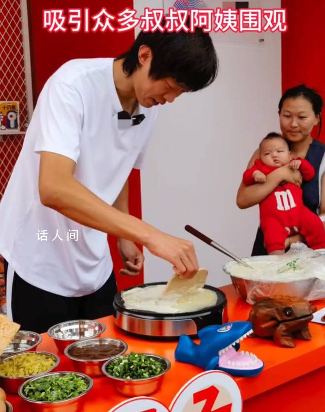張國偉在亞運會場館外攤煎餅 現(xiàn)場吸引了眾多叔叔阿姨還有小朋友圍觀
