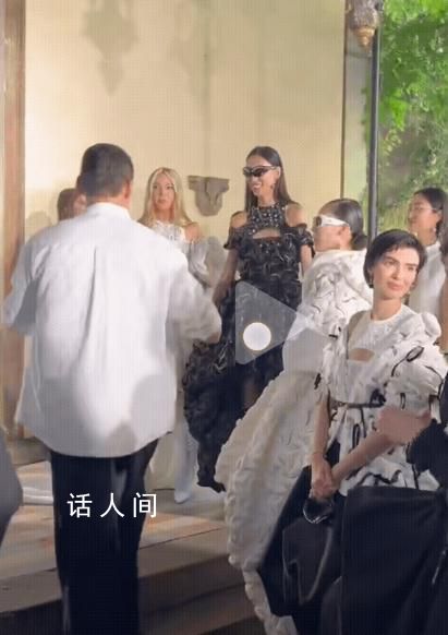 胡兵跑著跟谷愛凌合影 與年僅18歲的谷愛凌上演了一場夢幻聯動