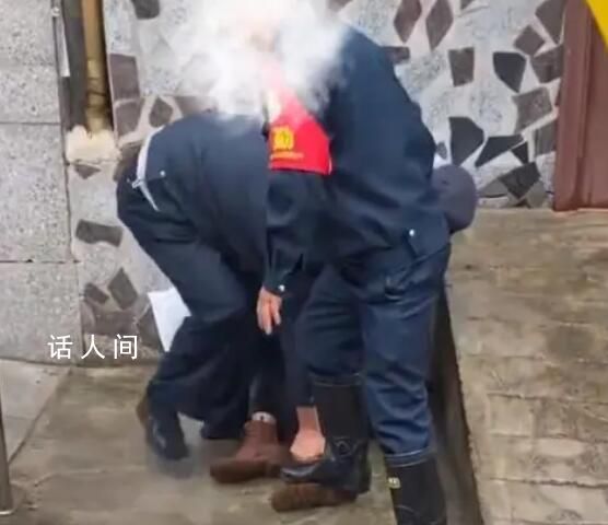 女子想見領導 被3名保安踩在腳下