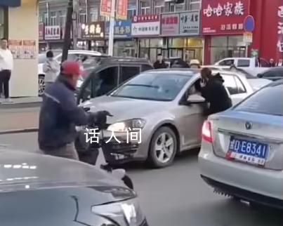 老人碰瓷被車主持刀追砍 當(dāng)?shù)鼗貞?yīng)