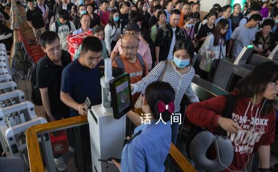 北京六里橋客運站候車大廳人頭攢動 腳還沒著地就上車了