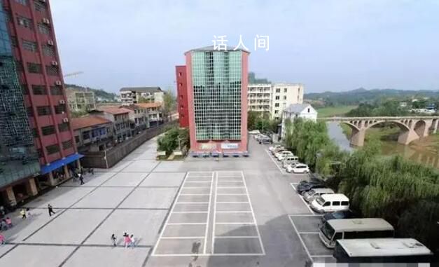 學生蹲校門口喝奶引出校長涉黑案 向黎因涉黑已被被警方采取刑事強制措施