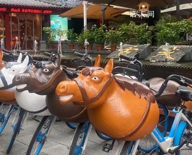 國慶西安人出行都騎馬車 憑借著丑萌造型成為西安游客和本地市民的新打卡地