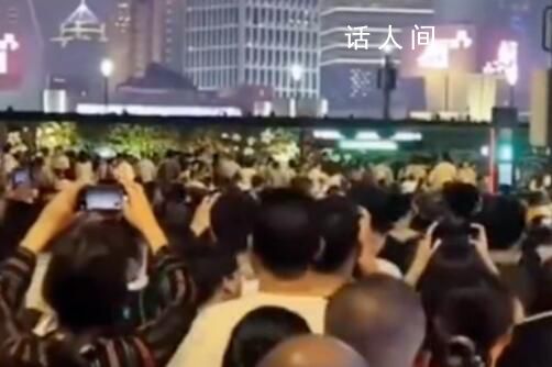 假期人山人海:外灘放眼望去人人人 許多景區(qū)的游客人潮洶涌