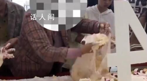 大媽徒手鏟商場免費蛋糕裝滿塑料袋 回應：看到會去制止免費吃的人太多了